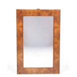 Wandspiegel, 19. Jh., der Rahmen in Nussbaum furniert, 86.5 x 57.5 cm