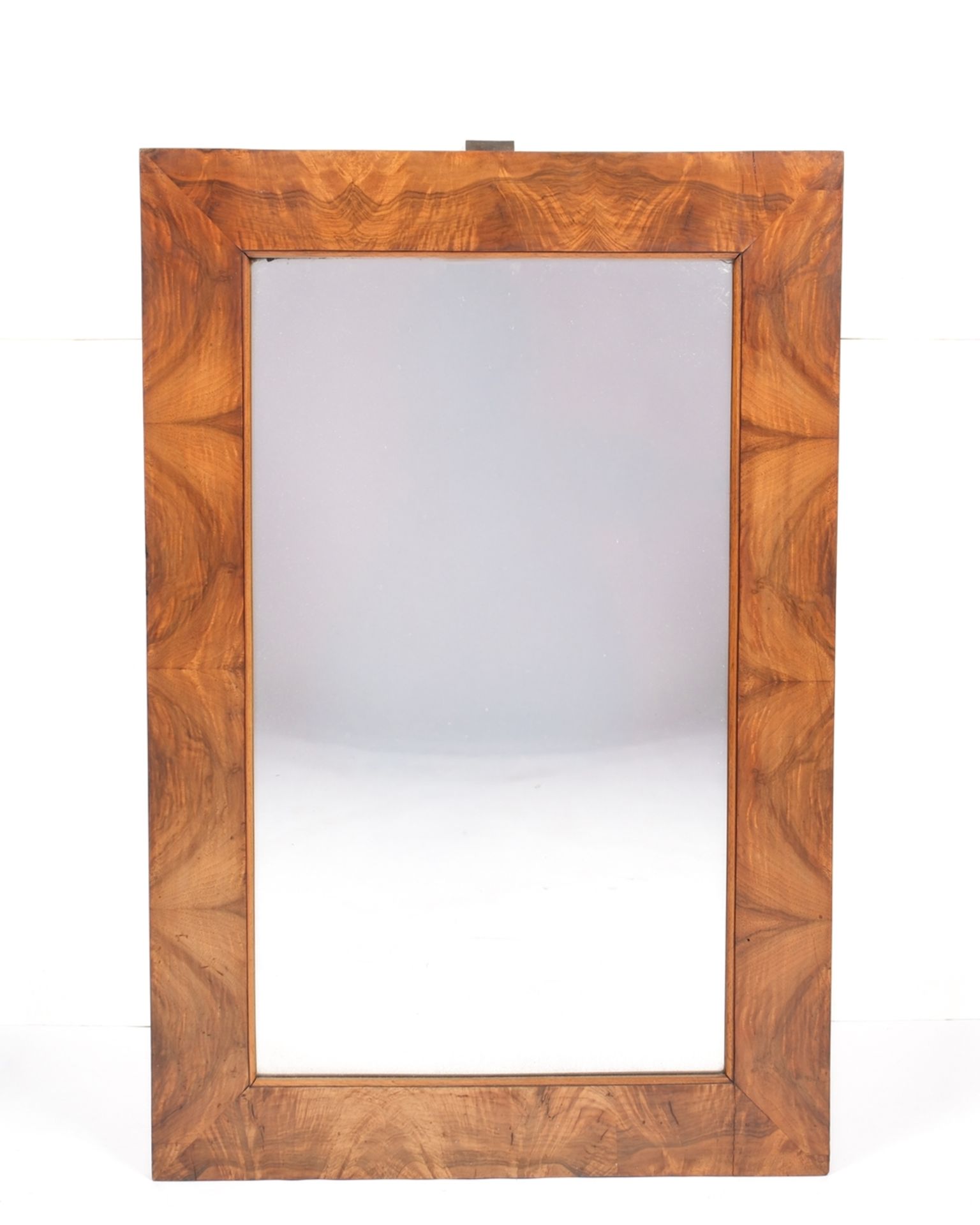Wandspiegel, 19. Jh., der Rahmen in Nussbaum furniert, 86.5 x 57.5 cm