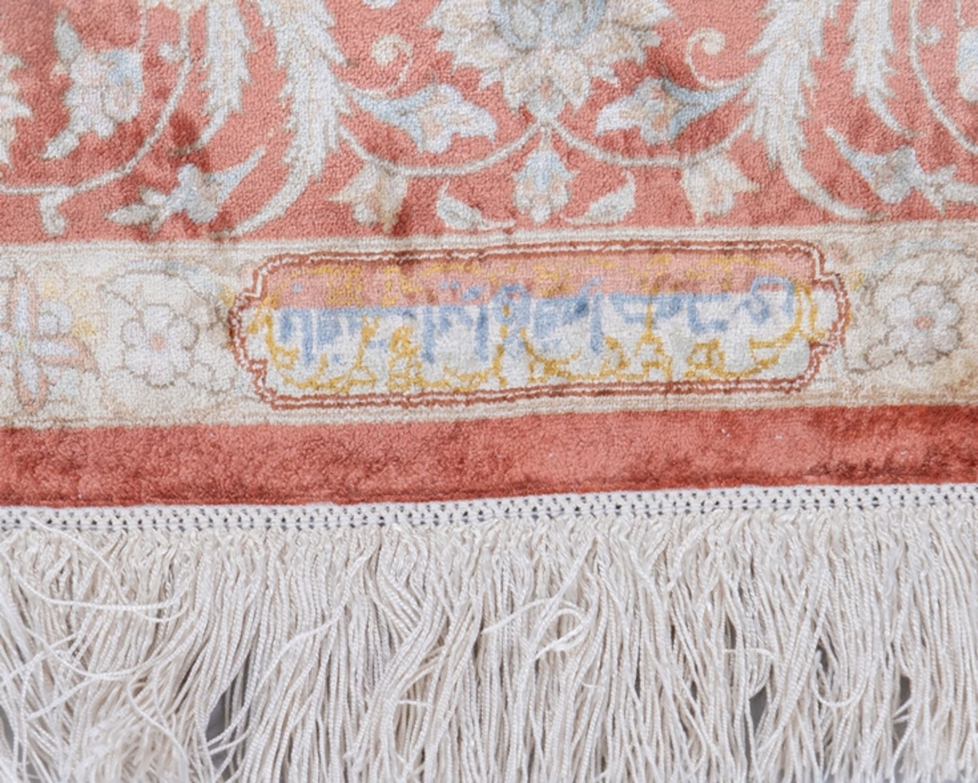 Isfahan, Iran, Seide, signiert, sehr feine Knüpfung, ca. 2.05 x 1.37 m - Bild 2 aus 3