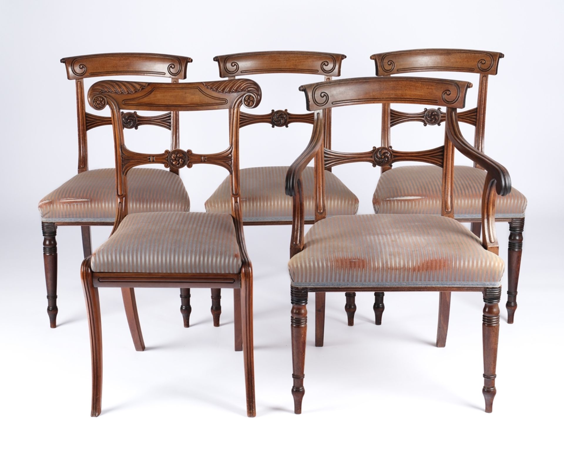 Vier Stühle und ein Armlehnstuhl, William IV, England, um 1830, wohl Teakholz, vorne mit Baluster- 