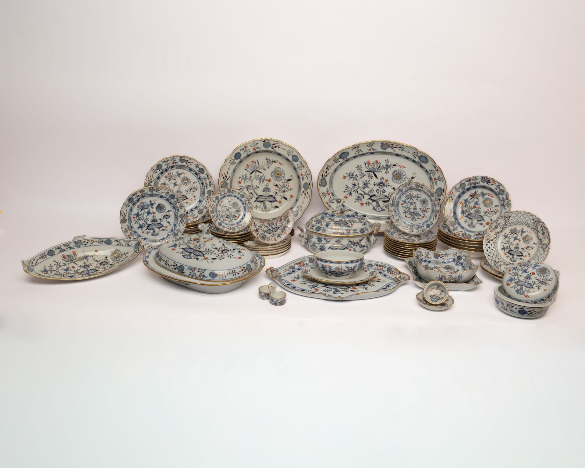 Speiseservice, 53-tlg., Meissen, Schwertermarke, 19./20. Jh., 1./2. Wahl, Zwiebelmuster, rot- und g