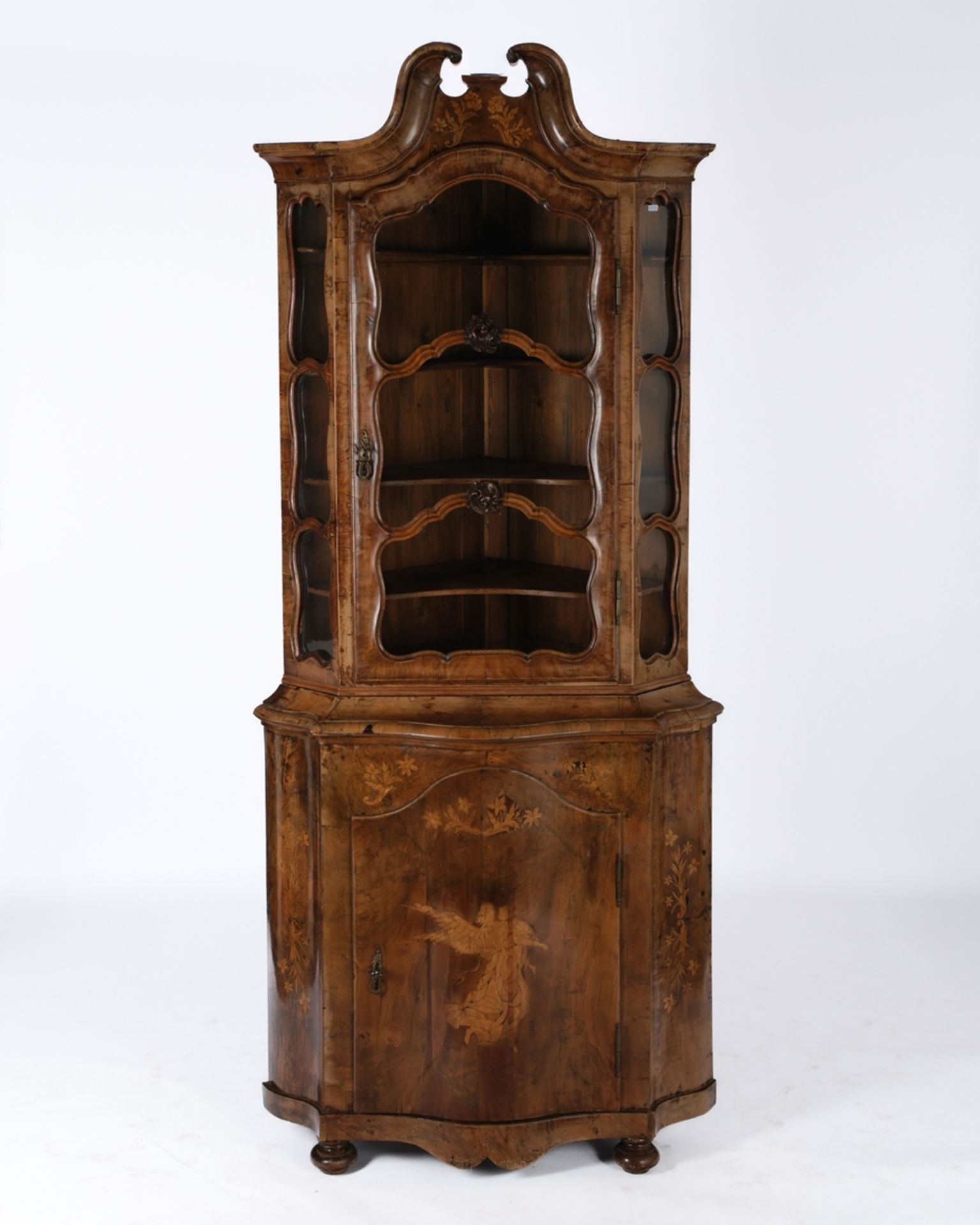 Eckschrank im Stil des Barock, wohl 19. Jh., Nussbaum furniert und massiv, zweiteiliger Korpus, rei