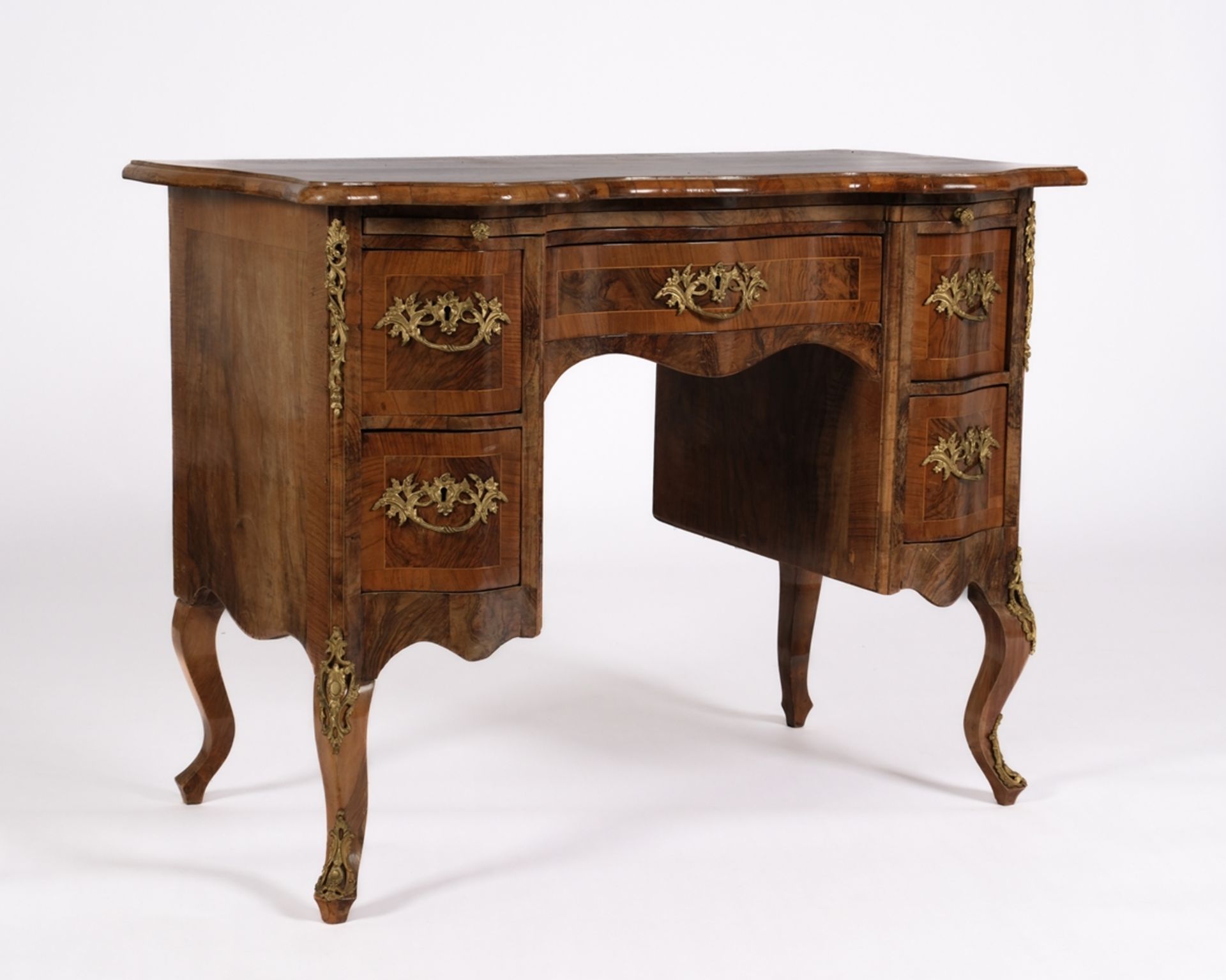 Schreibtisch im Dresdner Barock-Stil, um 1900, Nussbaum furniert, allseits geschweifter Korpus mit  - Bild 2 aus 4