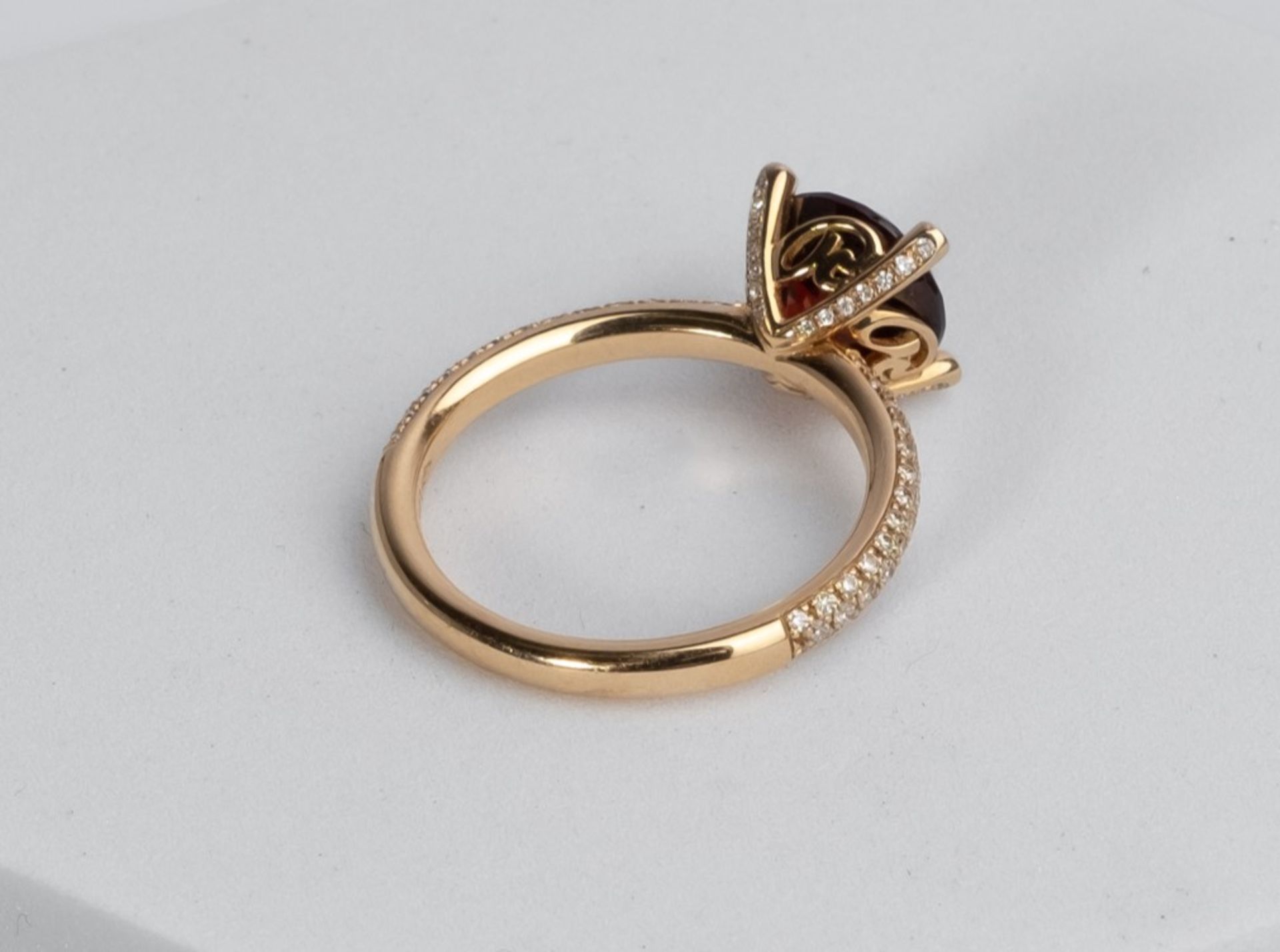 Ring, 18kt Roségold, kleine Brillanten, roter Farbedelstein, Rüschenbeck, ca. 5.6 g, RM 58 - Bild 2 aus 2