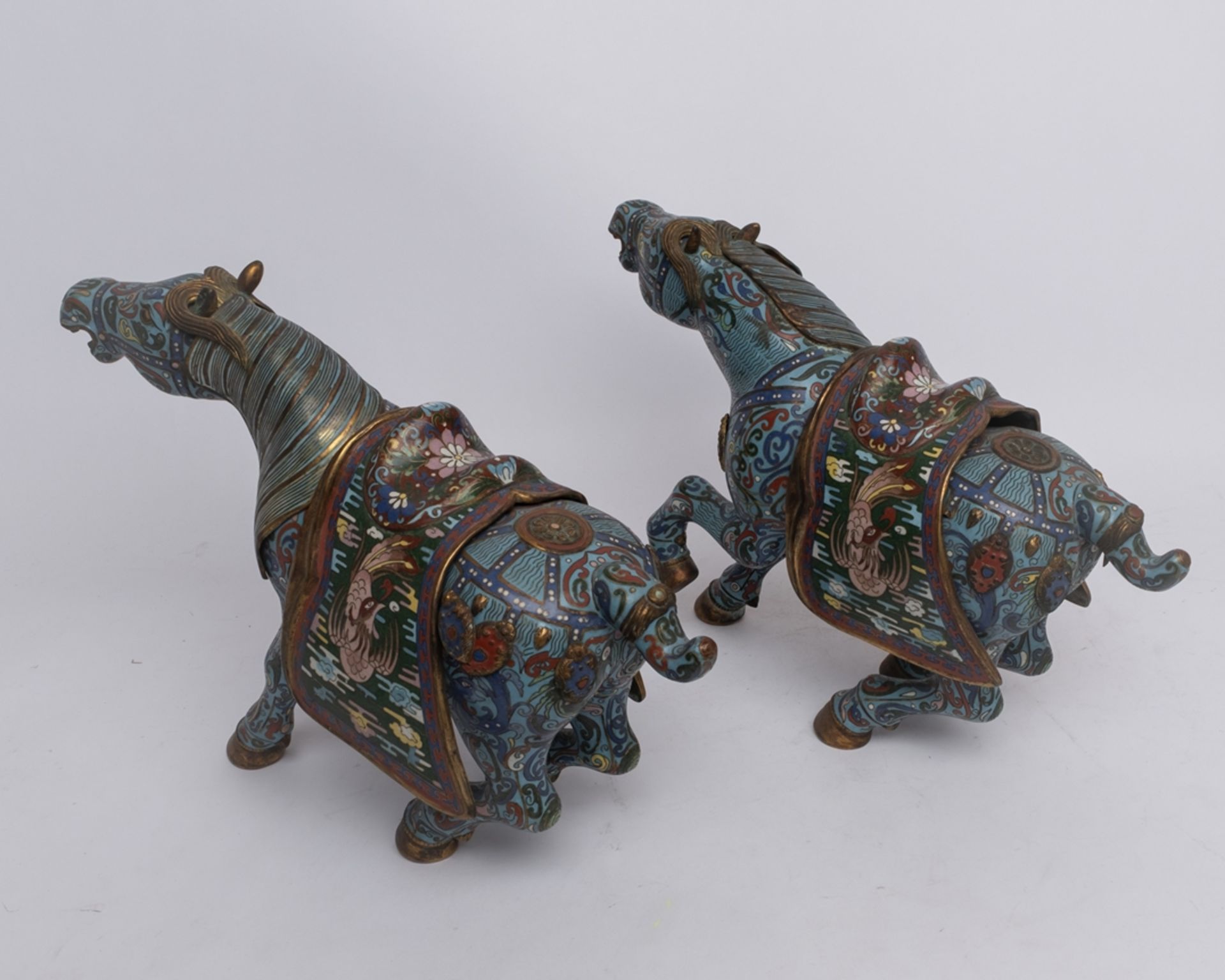 Paar Figuren, "Pferde", China, 20. Jh., Cloisonné, polychrom, Satteldecken abnehmbar, ca. 28 cm hoc - Bild 2 aus 2
