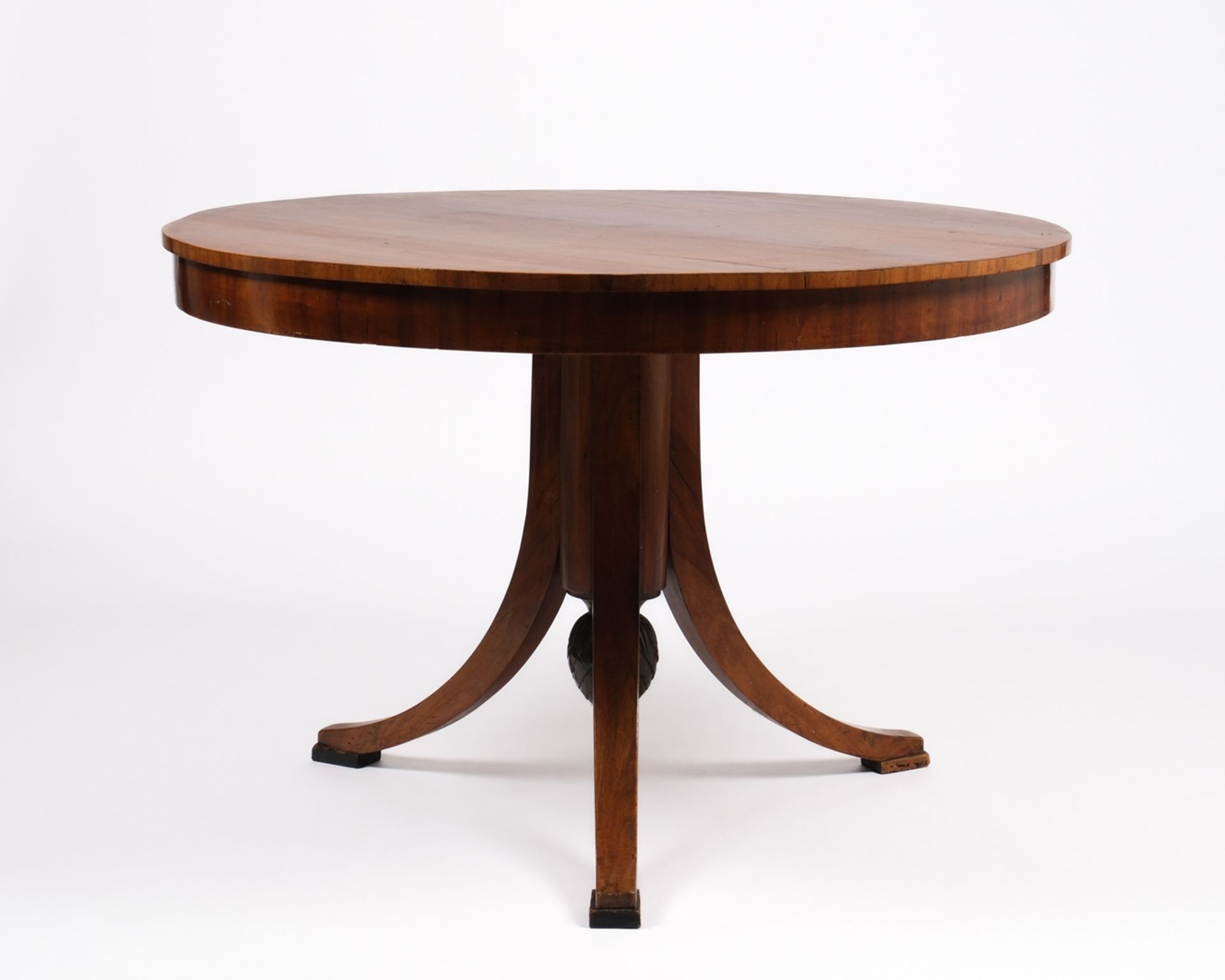 Biedermeiertisch aus Haus Parzival, 1. Drittel 19. Jh., Nussbaum, runde Platte über Schaft mit drei - Bild 2 aus 3