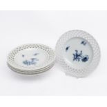 5 Durchbruchteller, KPM Berlin, um 1800, Fahne mit Korbgeflecht, Spiegel mit Blumen und einem Falte