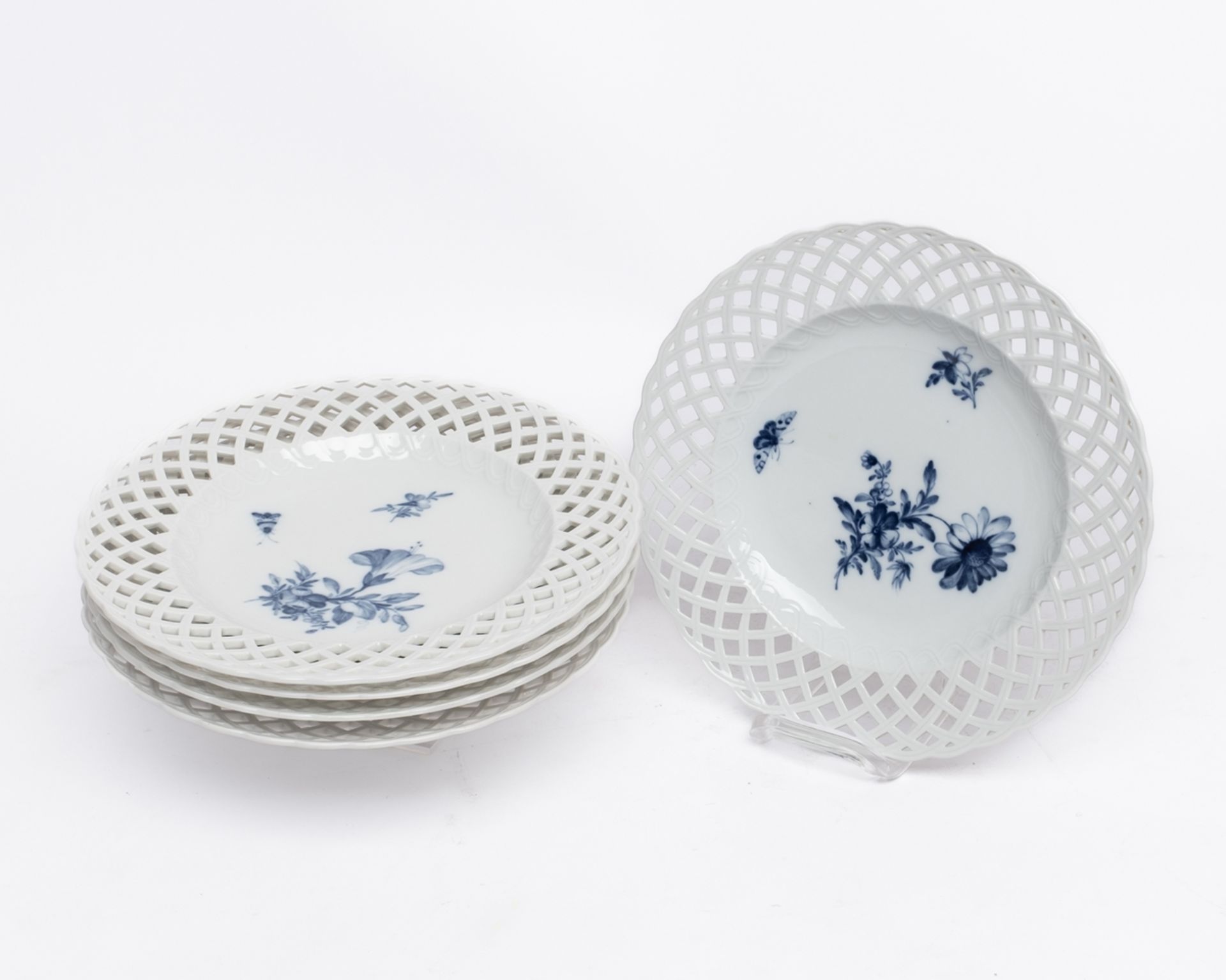 5 Durchbruchteller, KPM Berlin, um 1800, Fahne mit Korbgeflecht, Spiegel mit Blumen und einem Falte