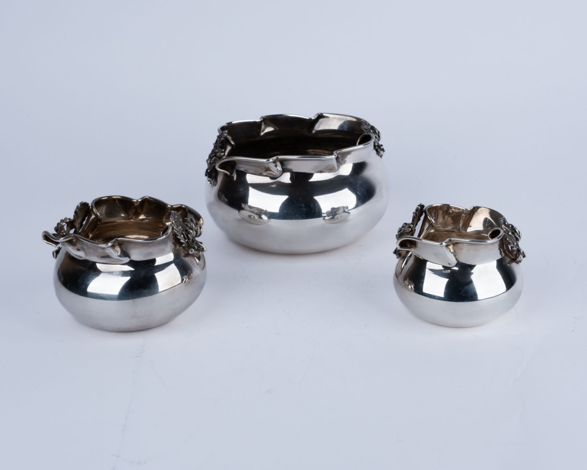 3 Cachepots, Silber 925, Südostasien, runde, gebauchte Sackform mit ovaler, bewegt gefalteter Öffnu - Bild 2 aus 3