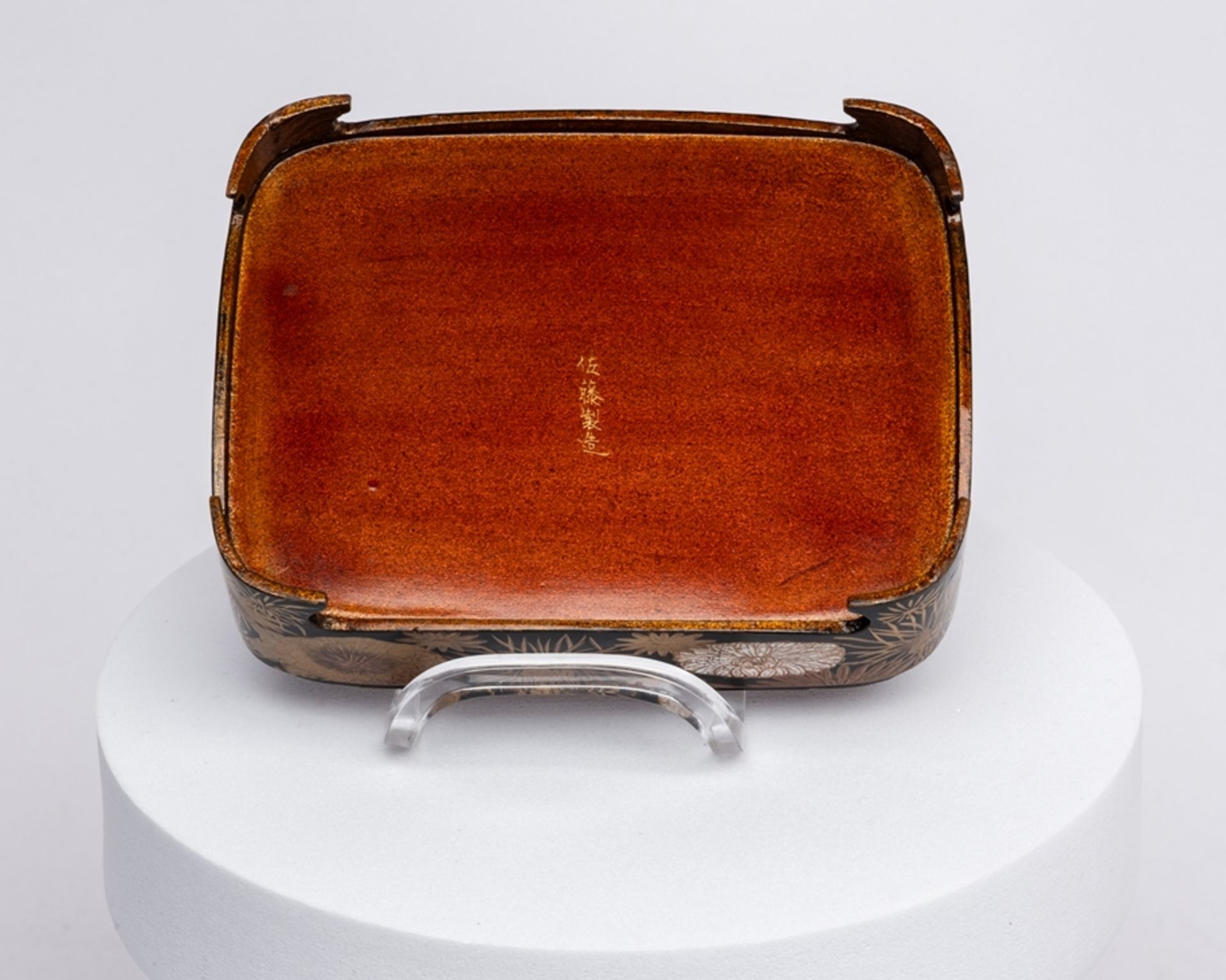 Lackdose, Japan, spätes 19. Jh., Schwarz- und Goldlack, abgerundete Rechteckform mit vier Füßen, Ch - Bild 5 aus 5