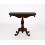 Spieltisch, norddeutsch, um 1900, Mahagoni, Platte klapp- und drehbar, innen mit grünem Filz, Fries