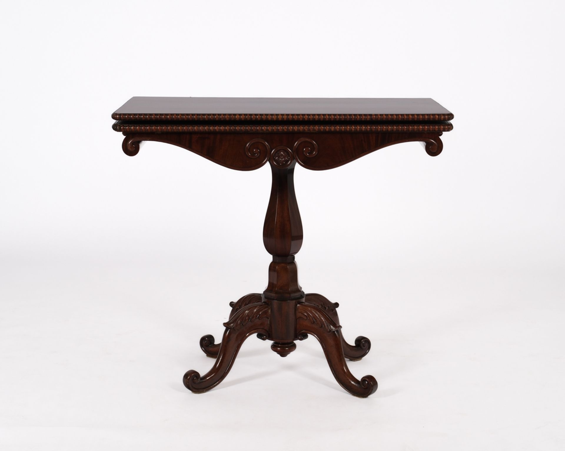 Spieltisch, norddeutsch, um 1900, Mahagoni, Platte klapp- und drehbar, innen mit grünem Filz, Fries