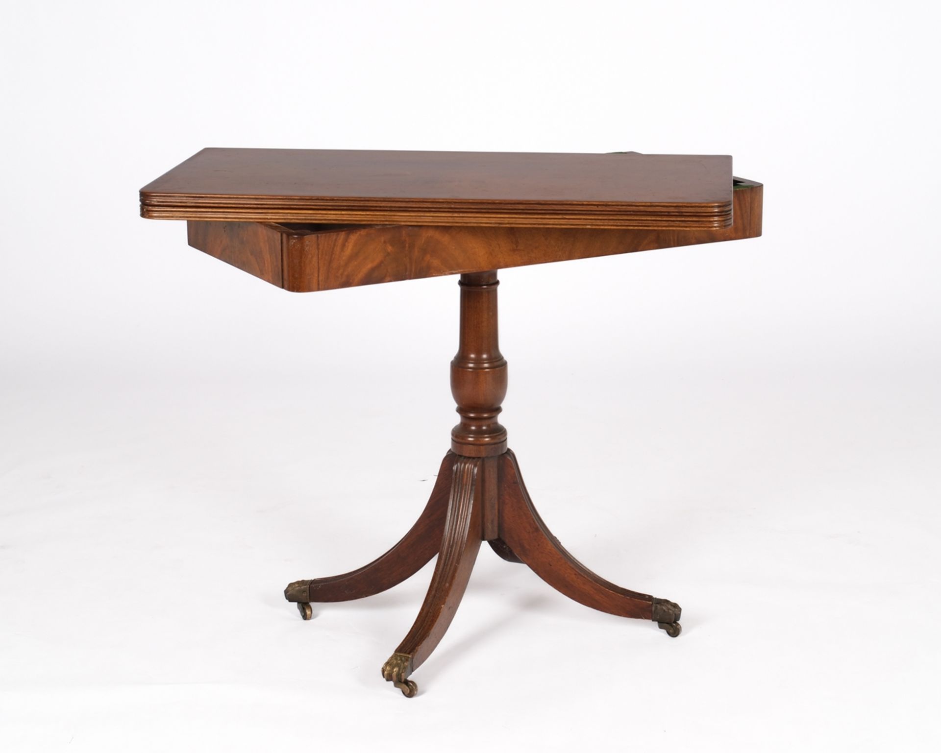 Spieltisch, England, 20. Jh., Mahagoni, Platte dreh- u. aufklappbar, Balusterschaft über vierpassig - Bild 3 aus 5
