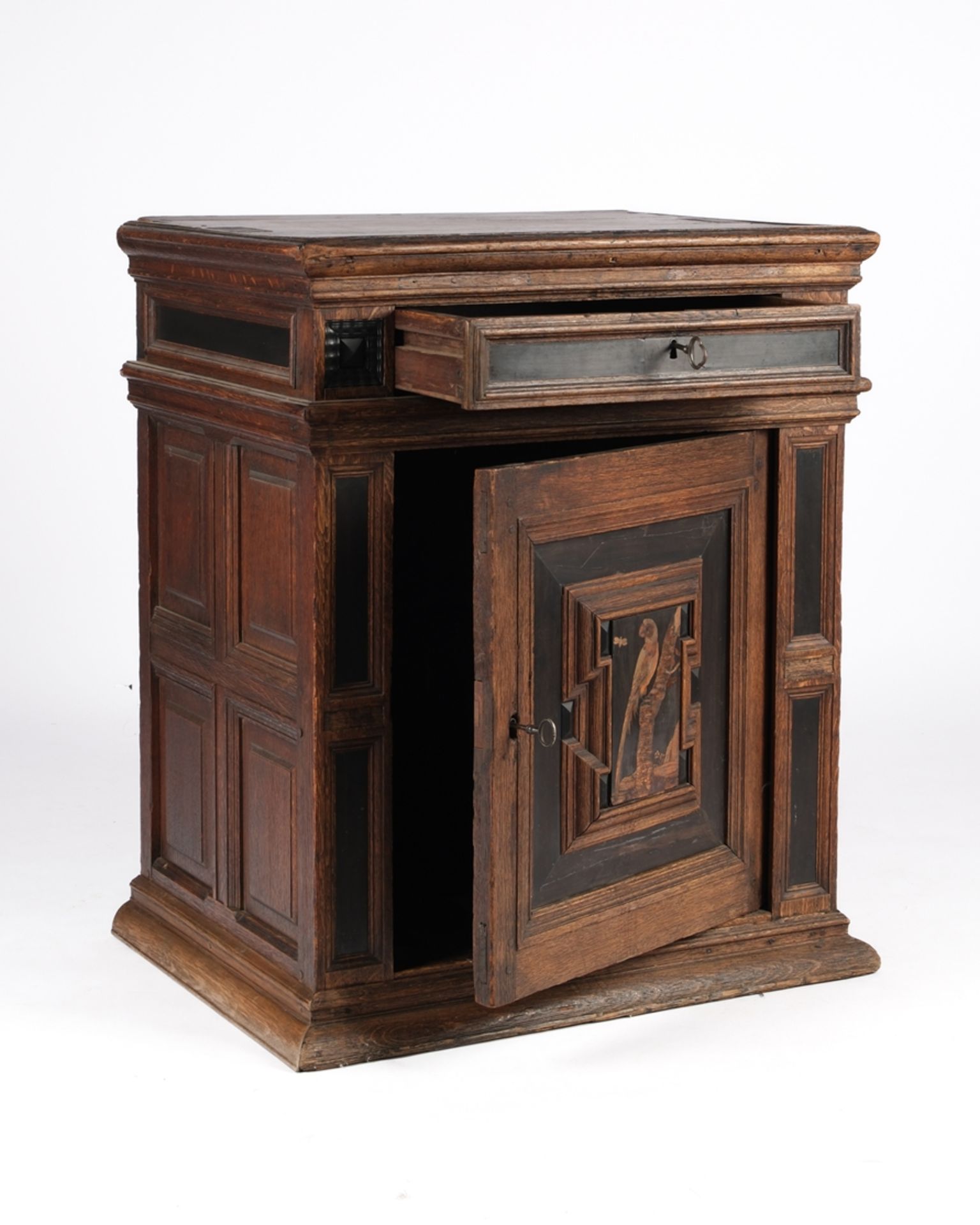 Frühbarocker Halbschrank, um 1700, Eiche, teils geschwärzte Füllungen, gerader kassettierter Korpus - Bild 3 aus 5