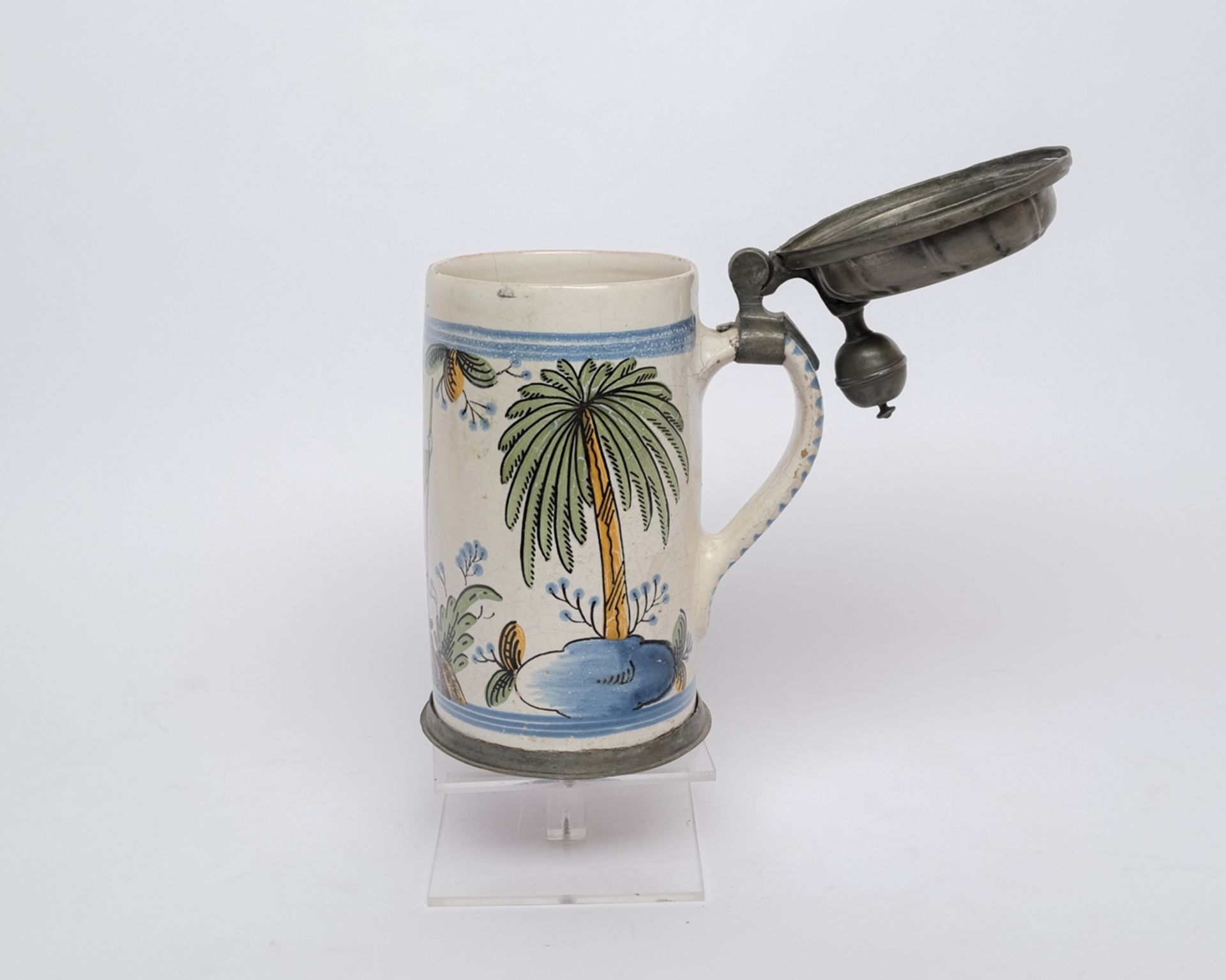 Walzenkrug, wohl Thüringen, 18. Jh., Fayence, bunte Scharffeuerfarben auf hellem Grund, wandernder  - Bild 2 aus 5