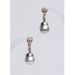 Paar Ohrhänger als Stecker, wohl 14kt Weißgold, graue Perlen ø je ca. 10 mm, Diamanten zus. ca. 0.4