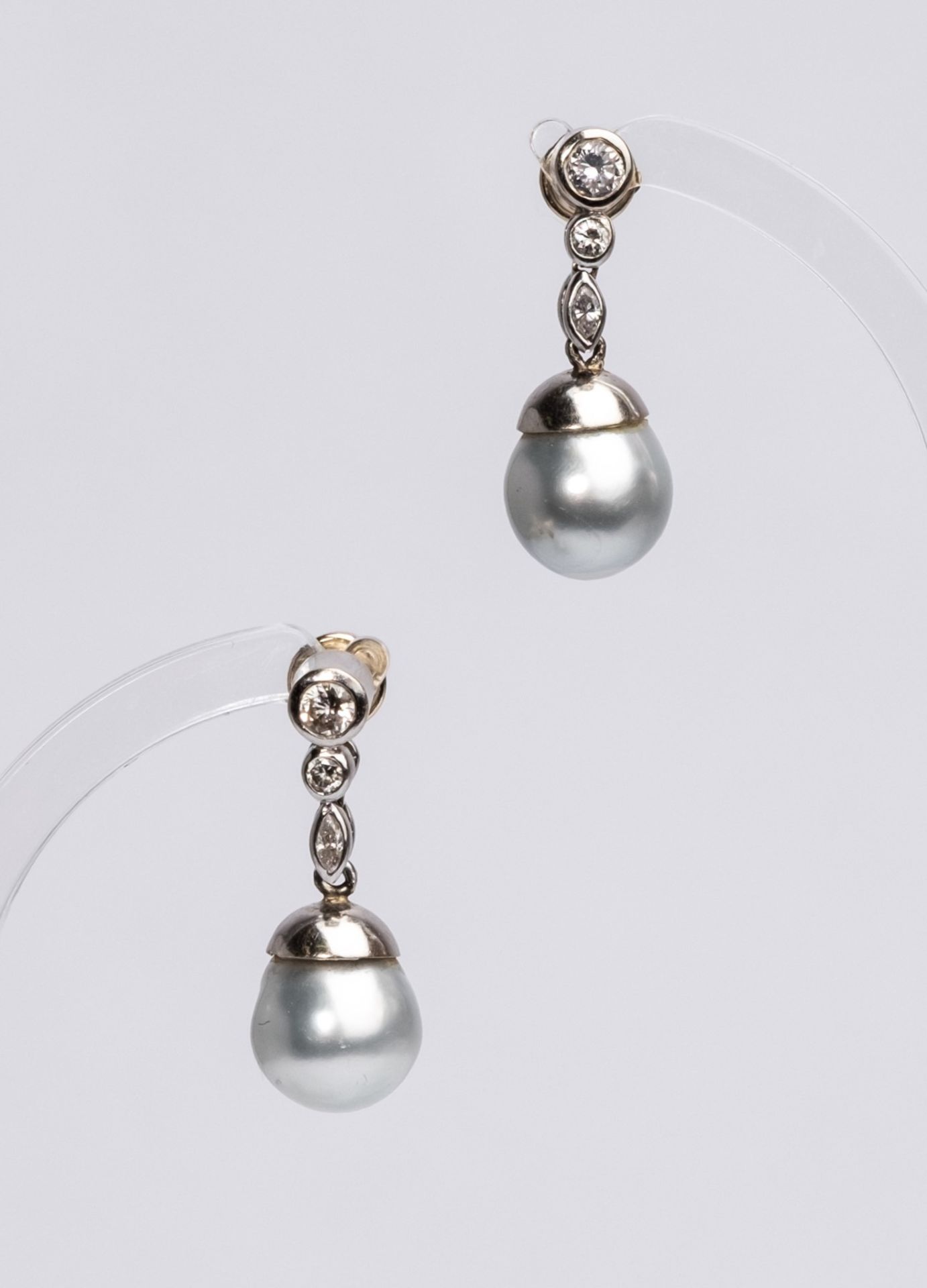 Paar Ohrhänger als Stecker, wohl 14kt Weißgold, graue Perlen ø je ca. 10 mm, Diamanten zus. ca. 0.4
