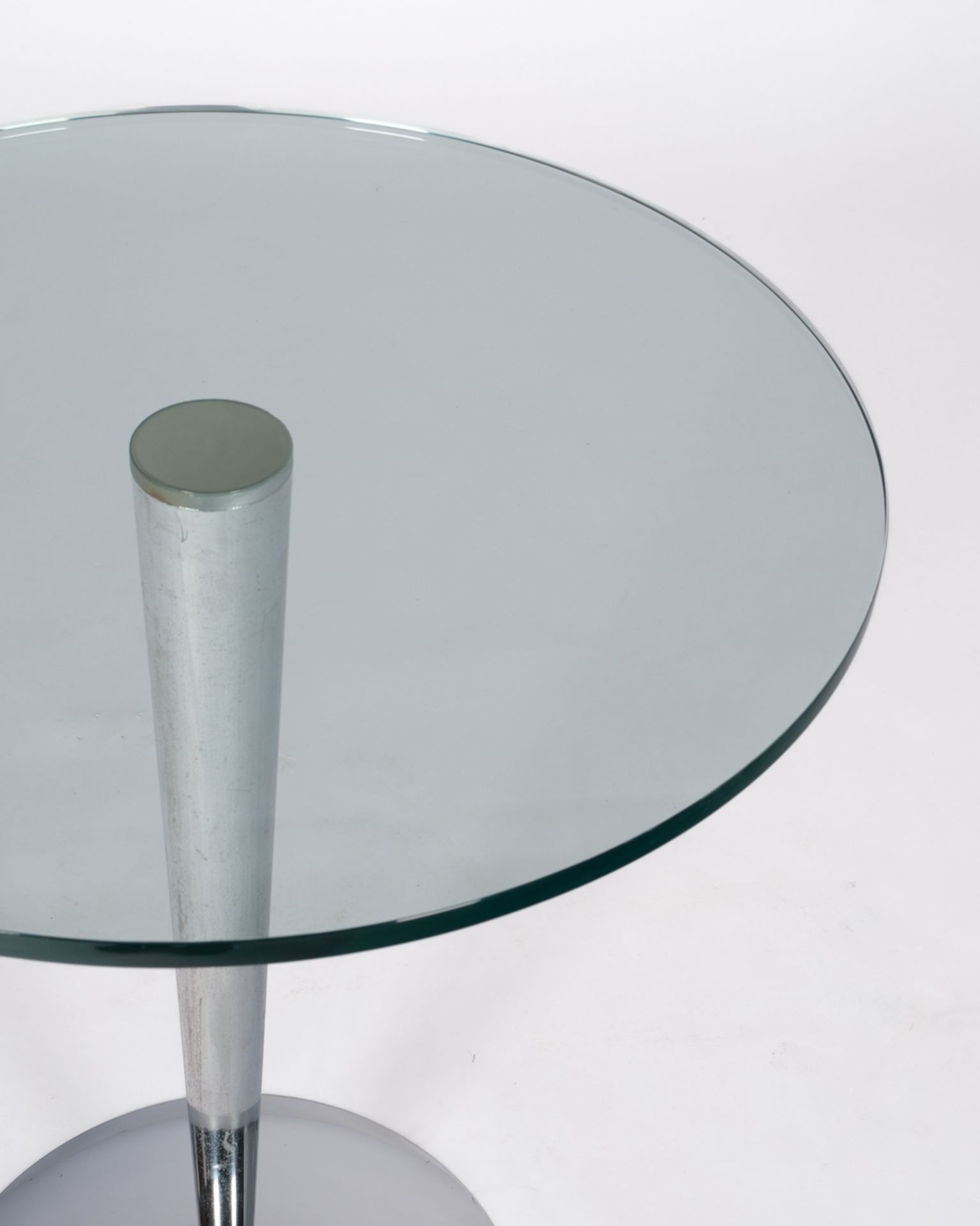 Moderner Bistrotisch, runde Kristallglasplatte über konischem Schaft auf rundem Sockel, H. 71 cm, ø - Bild 2 aus 2