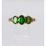 Ring, 14kt Gelbgold, 3 grüne Farbedelsteine, wohl Peridot, kleine Diamanten, ca. 3.5 g, RM 58