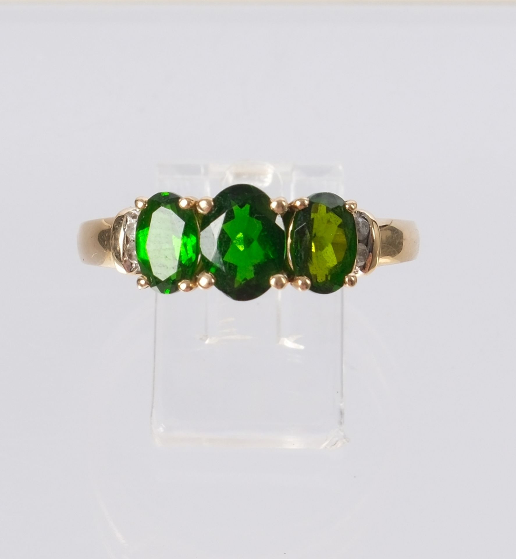 Ring, 14kt Gelbgold, 3 grüne Farbedelsteine, wohl Peridot, kleine Diamanten, ca. 3.5 g, RM 58