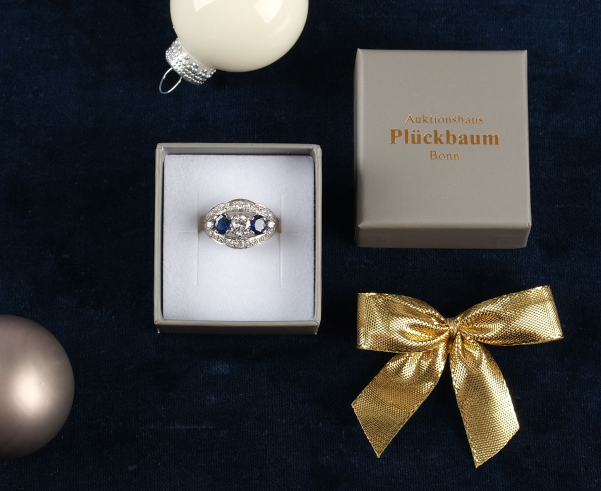 Ring, 18kt Weißgold, 2 Saphire zus. ca. 0.80 ct., 1 zentraler Brillant ca. 0.50 ct., 25 Brillanten  - Bild 3 aus 3