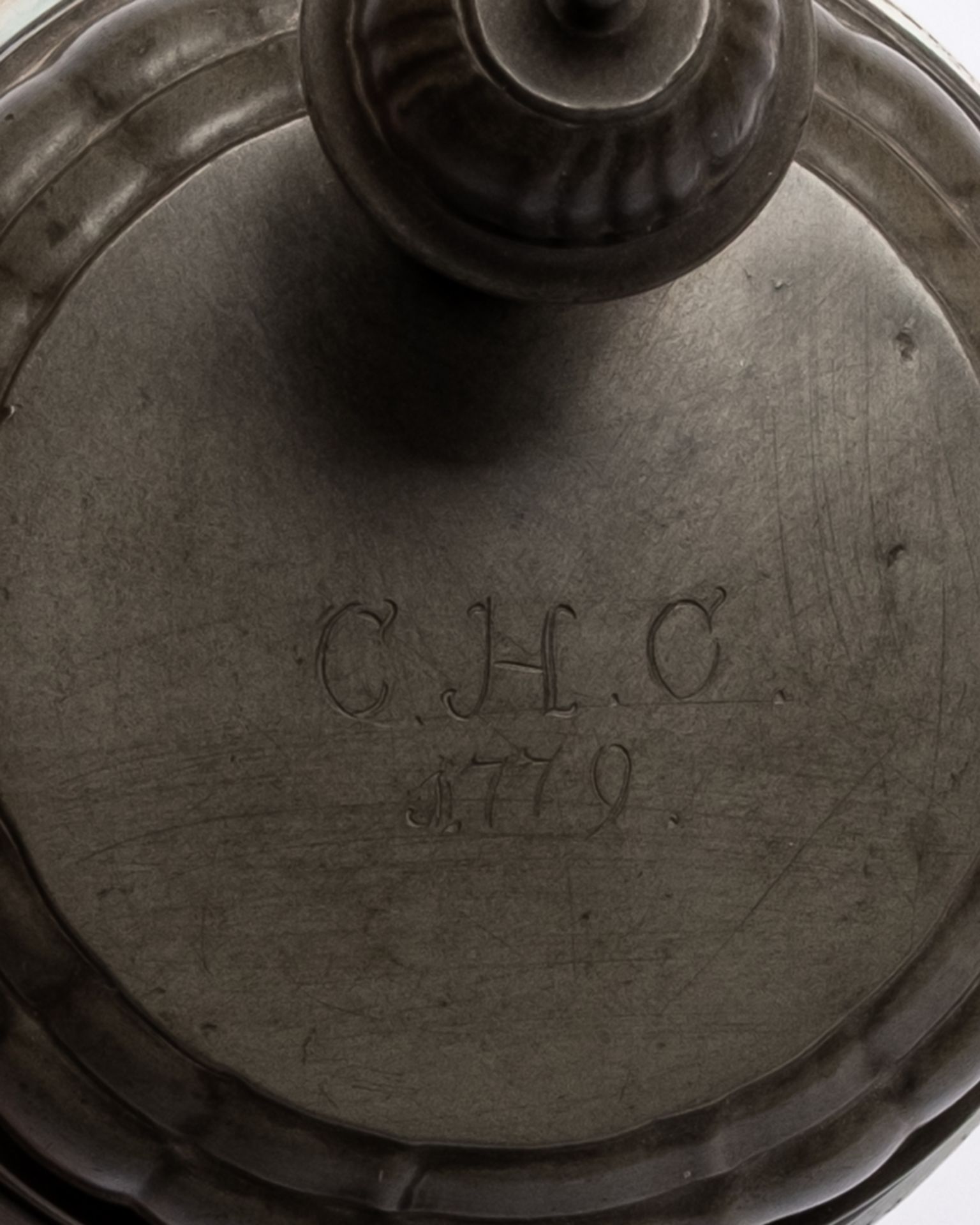 Walzenkrug, wohl Thüringen, Ende 18. Jh., Fayence, bunte Scharffeuerbemalung mit einer umlaufenden  - Bild 3 aus 3