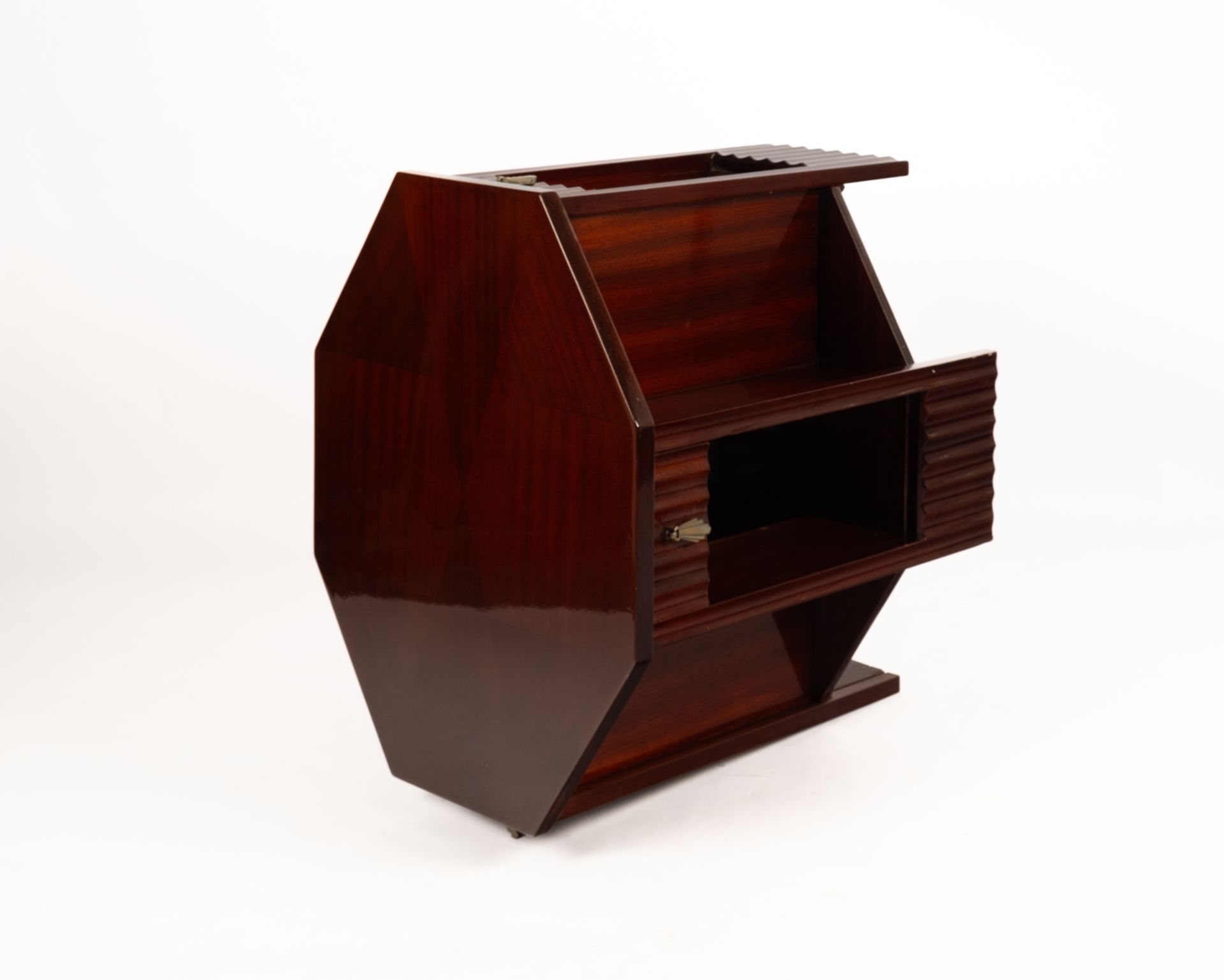 Oktogonales Tischchen, Art Déco, Mahagoni, vier Zargenschübe, Messingbeschläge, 63 x 70 x 55 cm - Bild 2 aus 2
