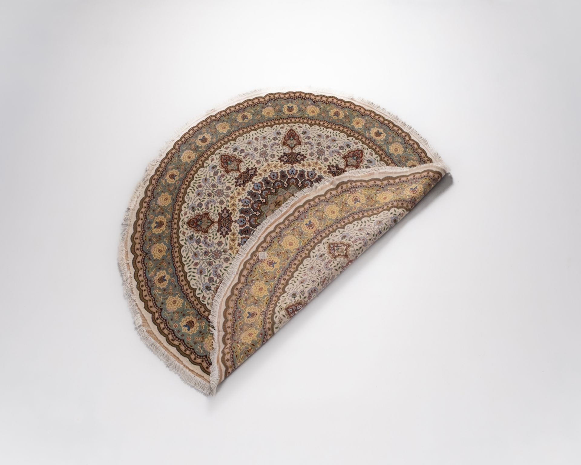 Nain, Iran, rund, feine Knüpfung, ø 205 cm exkl. Fransen, Rand mit kleinteiligem Florverlust, etwas - Bild 2 aus 2