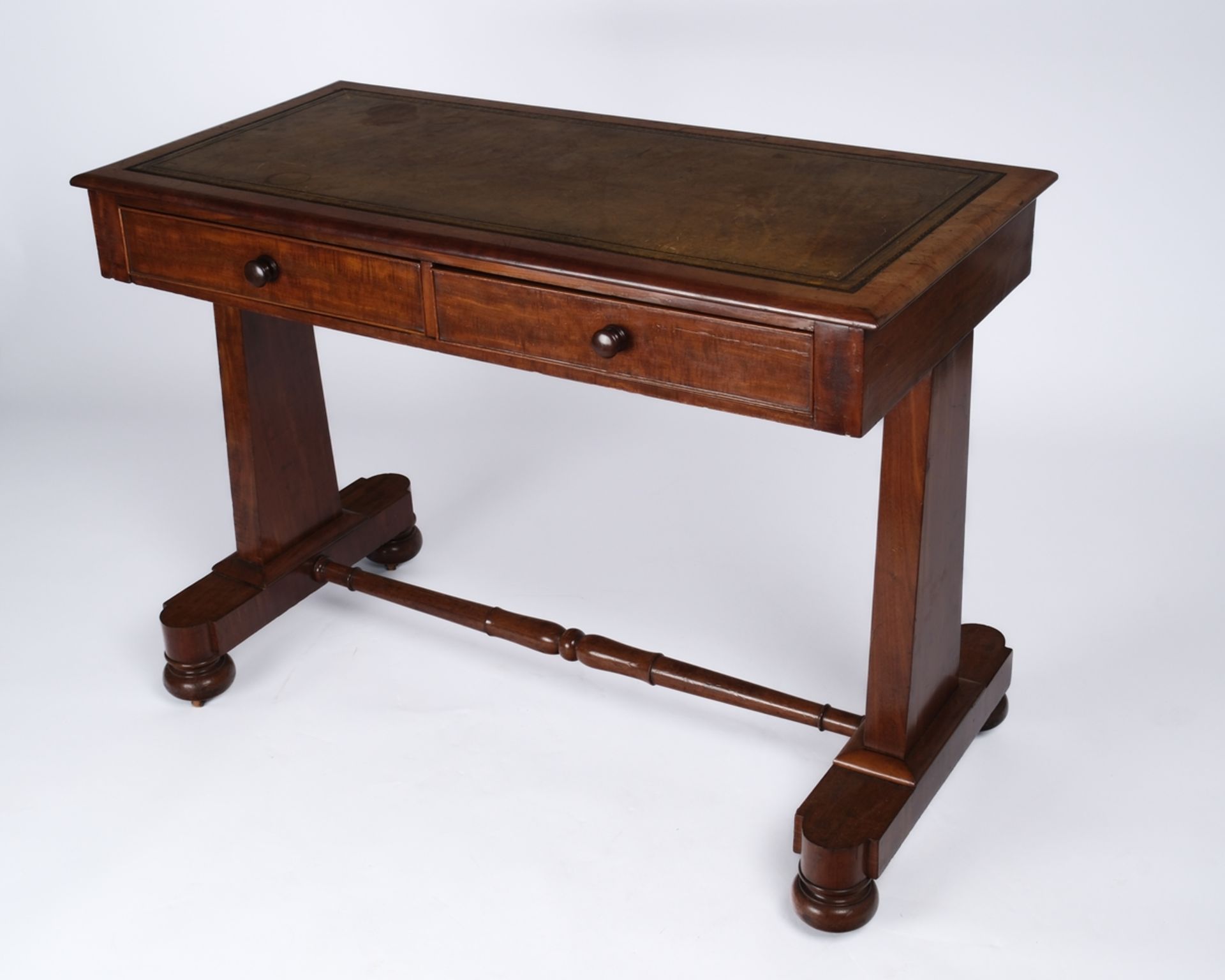Viktorianischer Schreibtisch, England, Mitte 19. Jh., Mahagoni, rechteckige Platte mit grüner Leder - Bild 2 aus 5