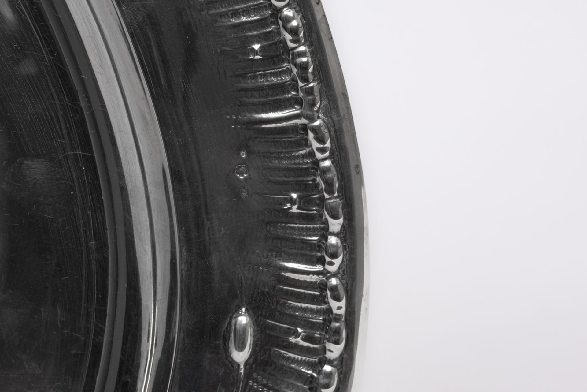 Tablett, Silber 800, Wien, 1886-1922, Eduard Friedmann, bewegte Form im Rokokodekor, Fahne mit Blüt - Bild 3 aus 3