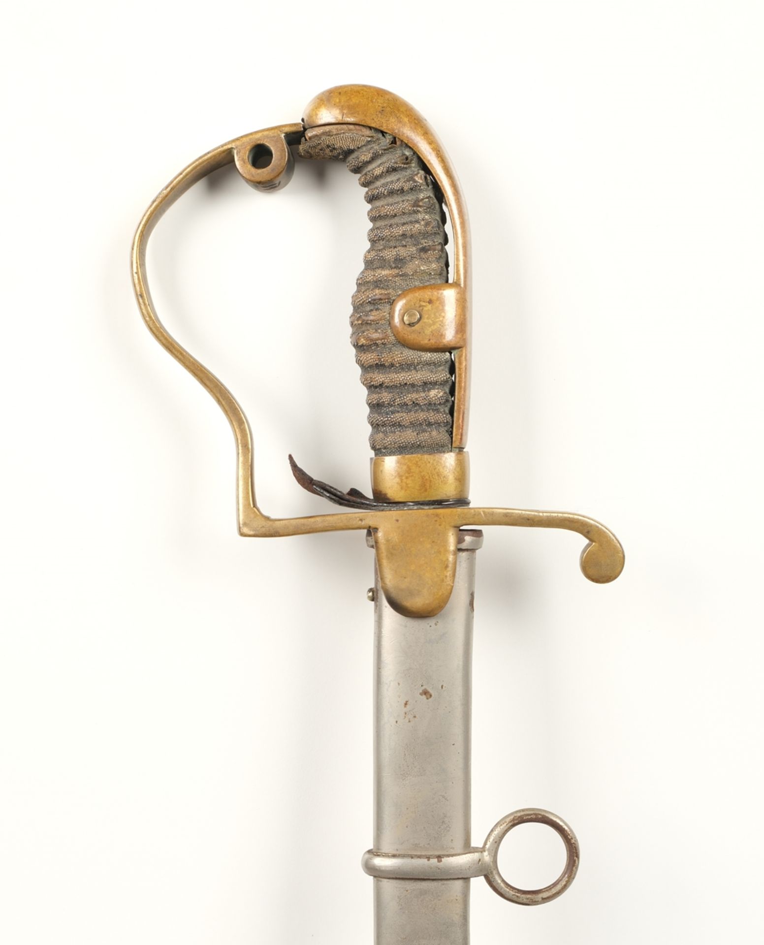 Säbel, 19. Jh., Bügelgefäß in Messing mit Öse, hölzerner Griff mit Rochenlederbezug, leicht geschwu - Bild 3 aus 3