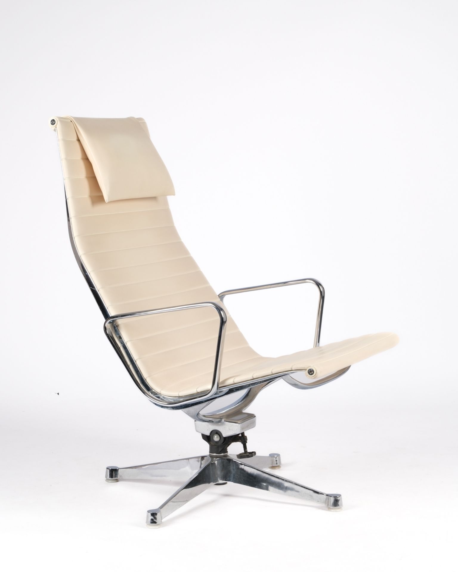 Aluminium Chair Eames EA124, Entwurf Charles und Ray Eames, Signet Herman Miller, drehbarer Korpus  - Bild 2 aus 6