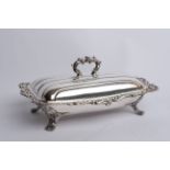 Servierdeckelschale, versilbert, 20. Jh., rechteckig, Reliefdekor, auf vier Füßen, Deckel mit Griff