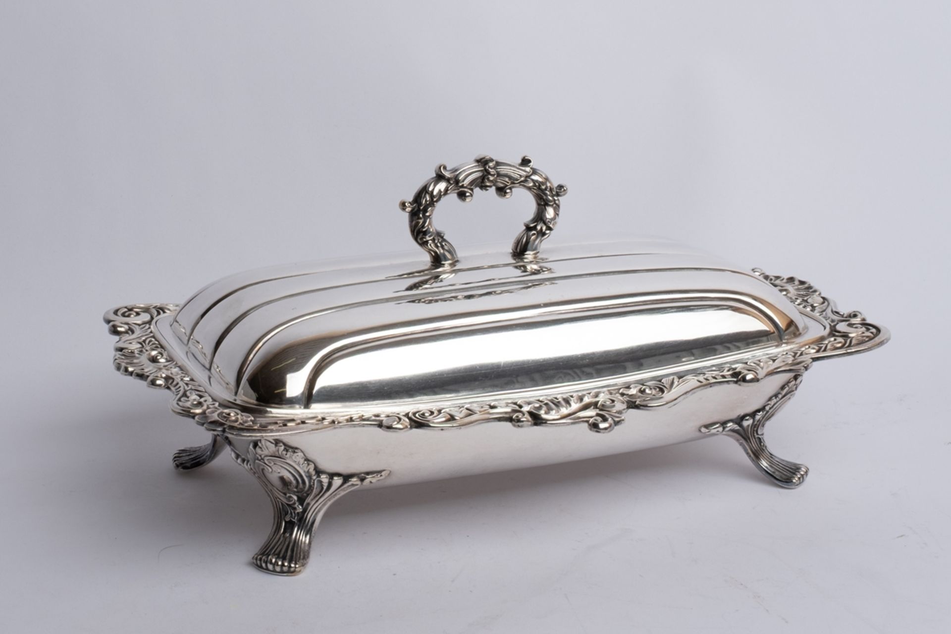 Servierdeckelschale, versilbert, 20. Jh., rechteckig, Reliefdekor, auf vier Füßen, Deckel mit Griff