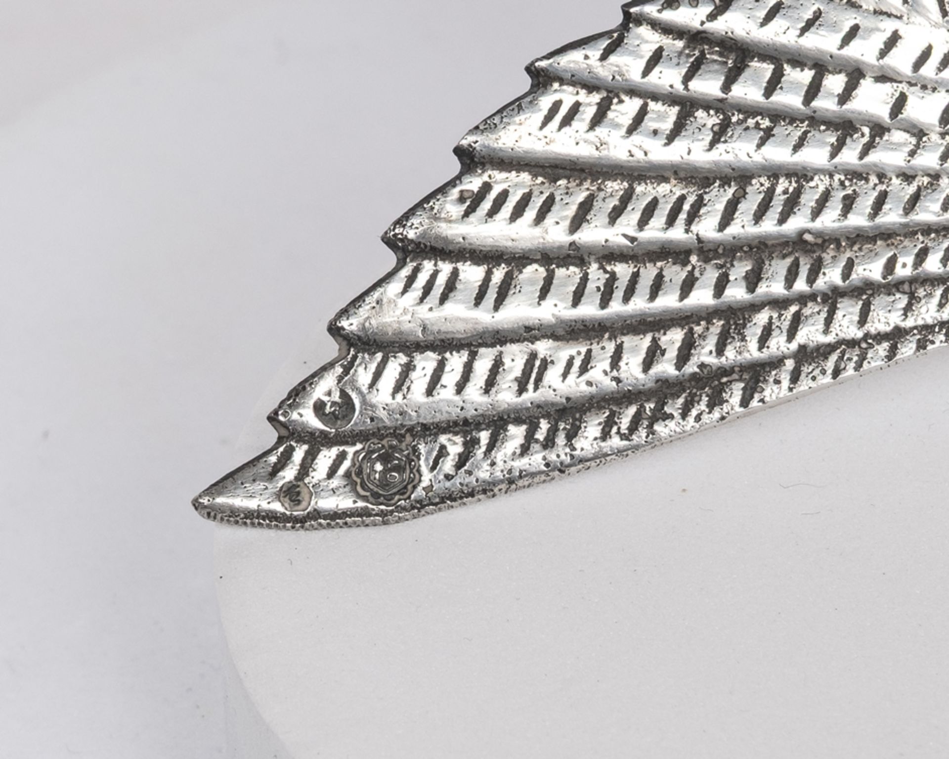 Gliederfisch, Silber 915, Spanien, Pedro López, beweglich, Glasaugen, mit einem kleinen Fisch im Ma - Bild 3 aus 3