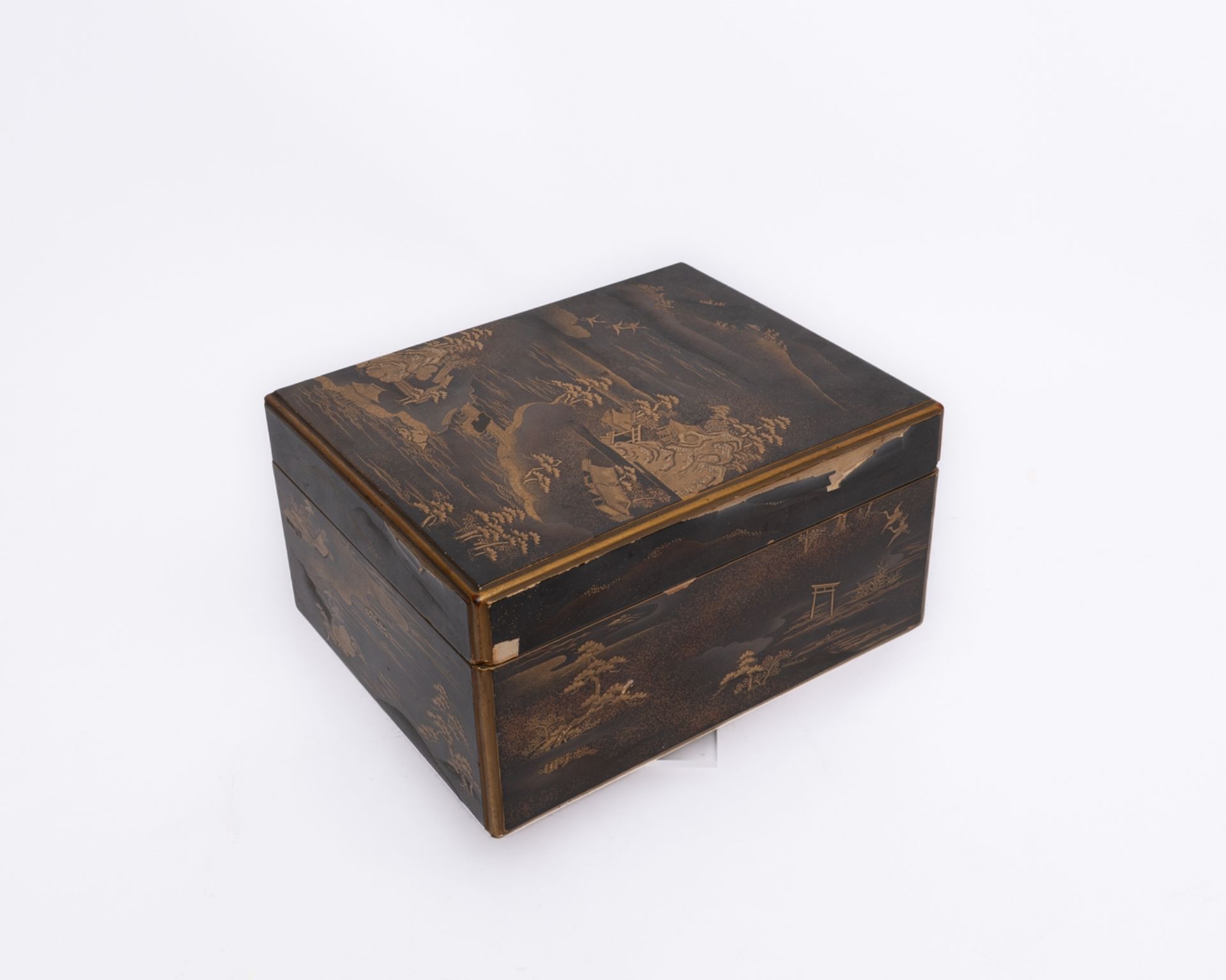 Lackdose, Japan, Ende 19. Jh., Schwarzlack mit Goldlackdekor, rechteckig, Flusslandschaft mit Pavil - Bild 6 aus 6