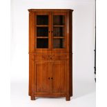 Eckschrank, Biedermeier, um 1820, Kirschbaum furniert, zweiteiliger Korpus, der Aufsatz mit zwei ve