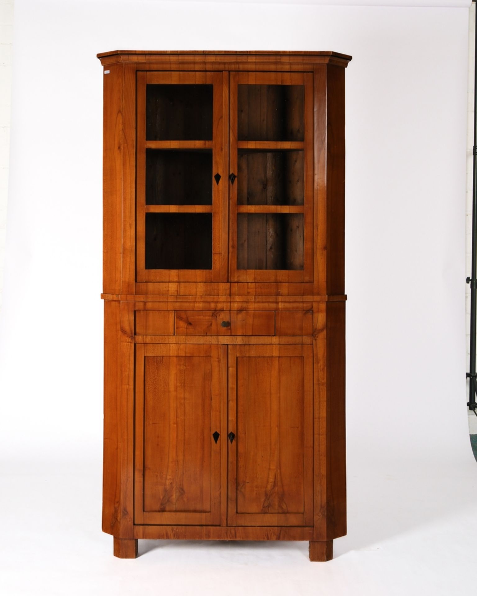 Eckschrank, Biedermeier, um 1820, Kirschbaum furniert, zweiteiliger Korpus, der Aufsatz mit zwei ve