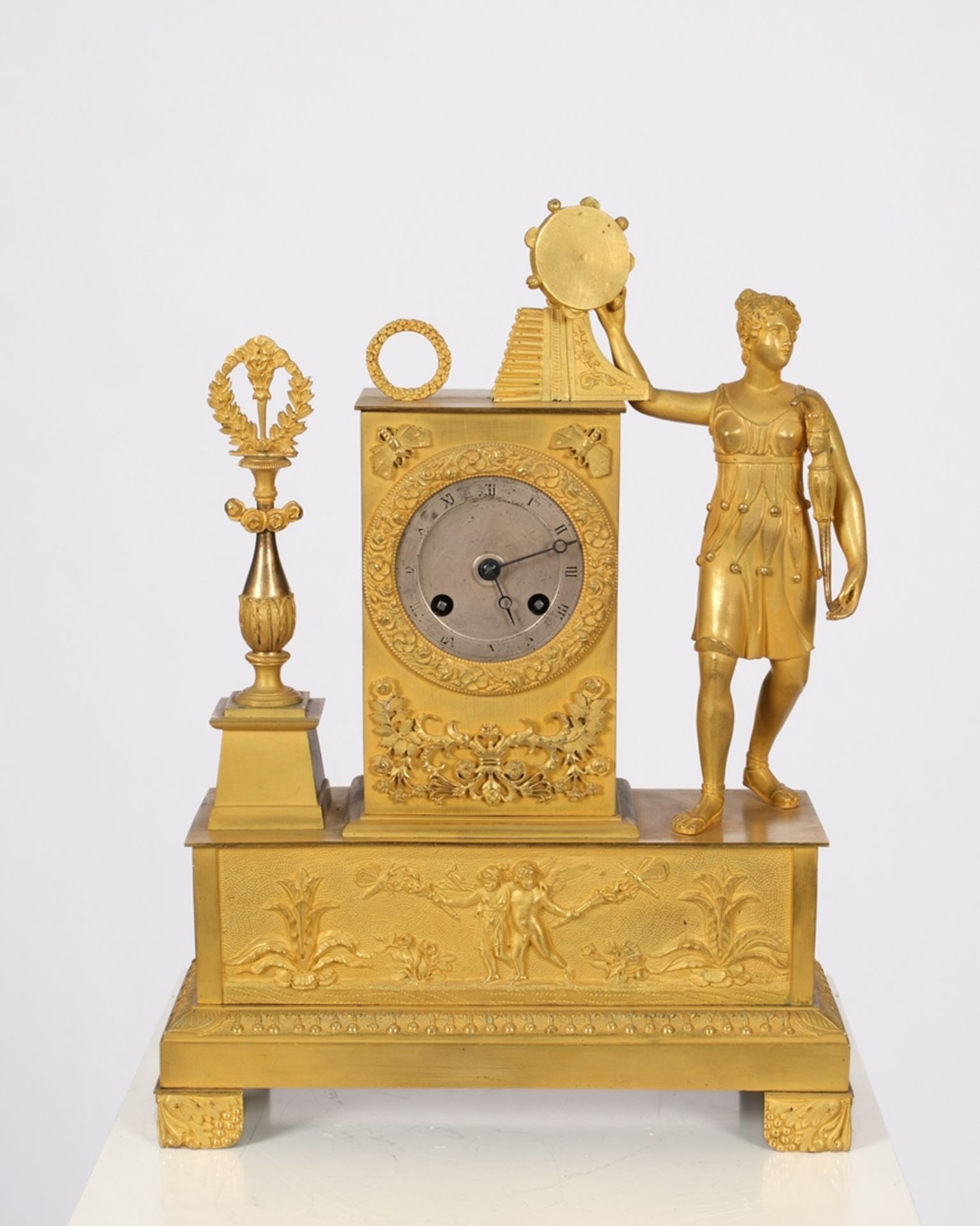 Figurenpendule, Frankreich, um 1830, Bronze, vergoldet, rechteckiger Sockel mit einem Amorettenfrie