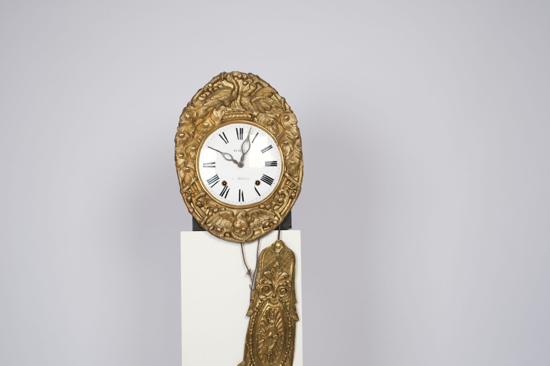 Comtoise, Frankreich, 19. Jh., sign. "Derieux á Aubeleme", Schlag auf Glocke, Schild mit Pfauendeko - Bild 2 aus 2