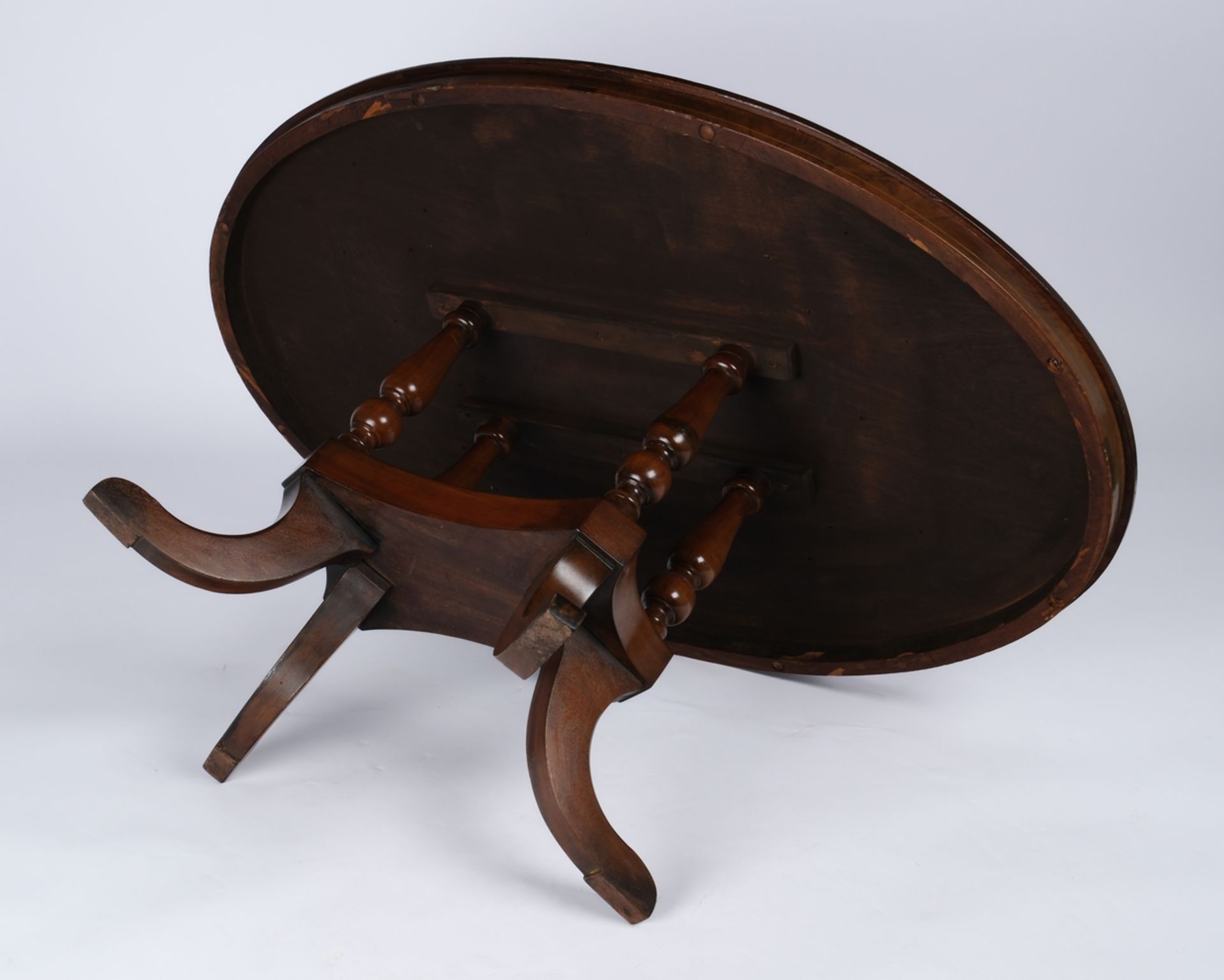 Ovaler Salontisch, 19./20. Jh., Intarsien, 56 x 118 x 81 cm, Platte mit Schadstellen - Bild 2 aus 3