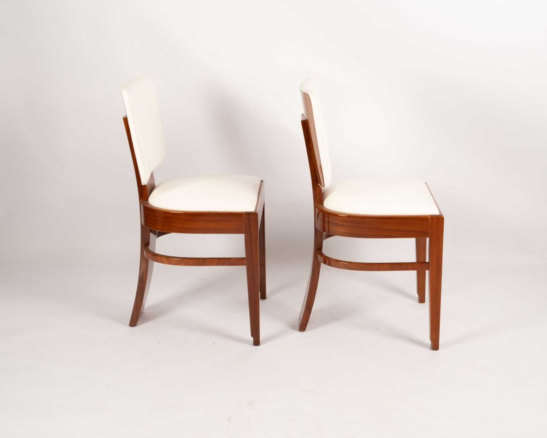 Paar Stühle, Art Déco, Nussbaum, weiße (Kunst-)Lederbezüge, H. 83.5 cm, Lackpolitur - Bild 3 aus 5