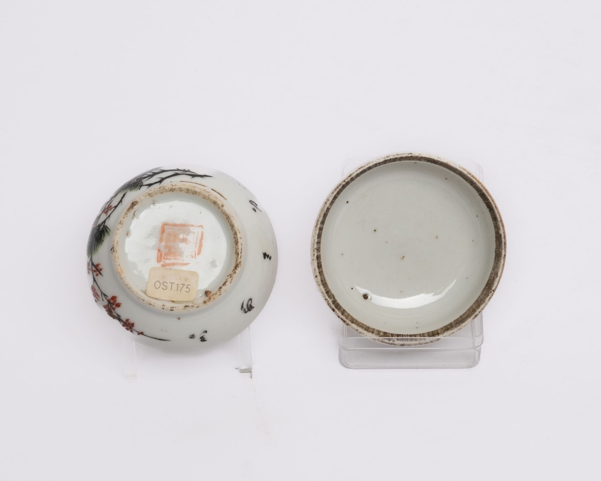 2 Deckeldosen, China, 1. Hälfte 20. Jh., Porzellan, diverse farbige Dekore, ca. 5.5 cm hoch ø ca. 7 - Bild 3 aus 6