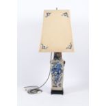 Salonlampe, 20. Jh., unter Verwendung einer vierkantigen Porzellanvase aus China, spätes 19. Jh., b