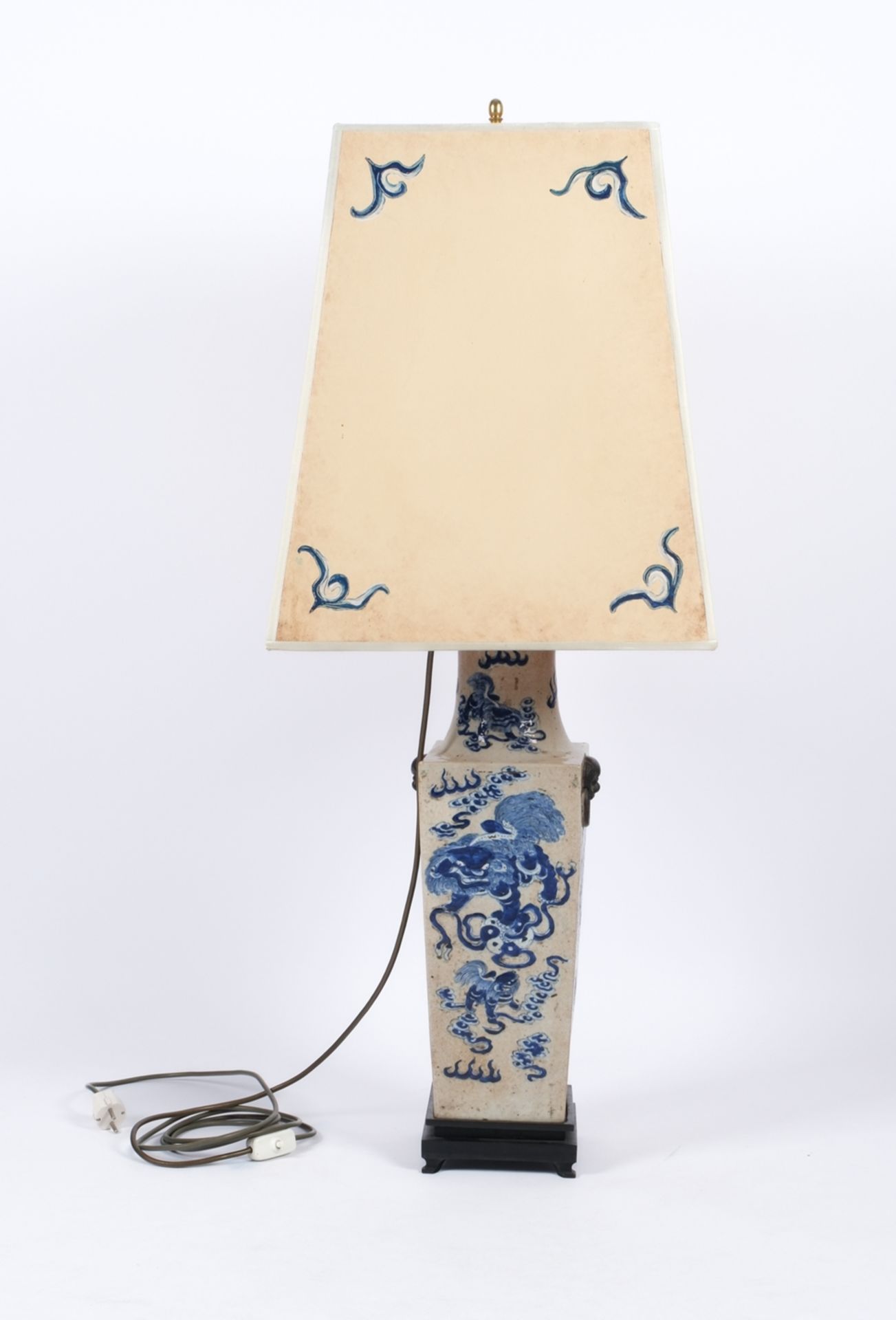 Salonlampe, 20. Jh., unter Verwendung einer vierkantigen Porzellanvase aus China, spätes 19. Jh., b