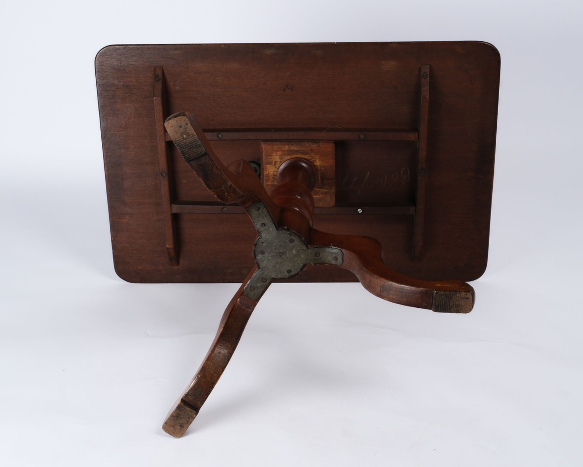 Beistelltisch, England, 19. Jh., Mahagoni, rechteckige Platte über dreipassigem Fuß, 60.5 x 82 x 52 - Bild 5 aus 5