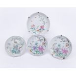 4 Teller, China, 19. Jh., Porzellan, famille rose, verschiedene Blütendekore, 3x am Boden umseitig 