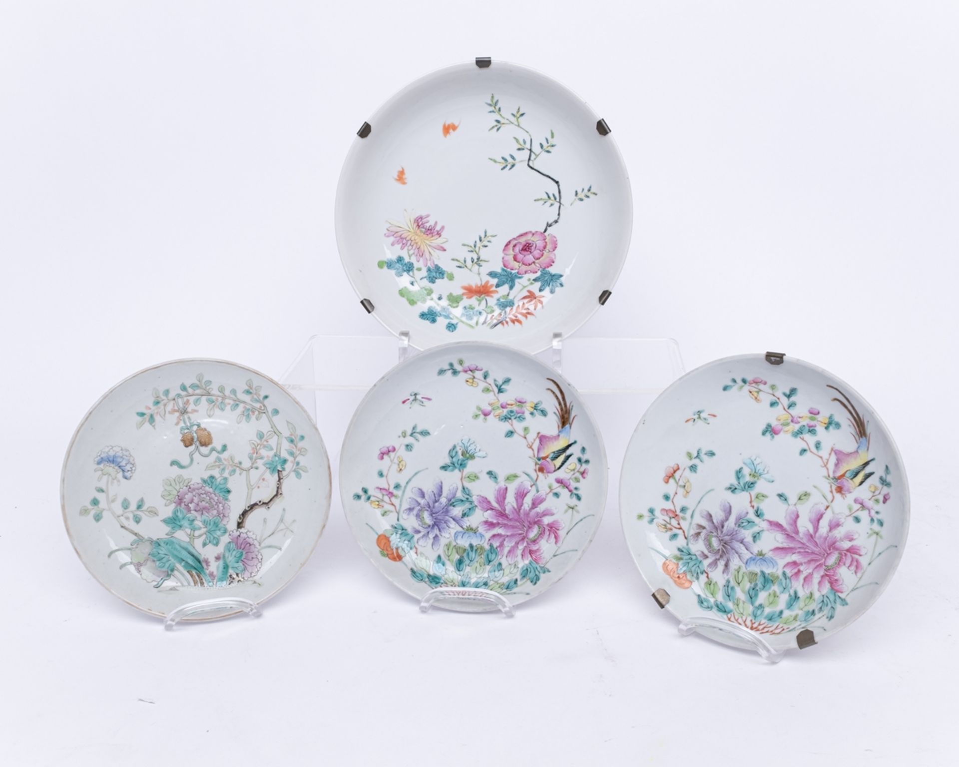 4 Teller, China, 19. Jh., Porzellan, famille rose, verschiedene Blütendekore, 3x am Boden umseitig 