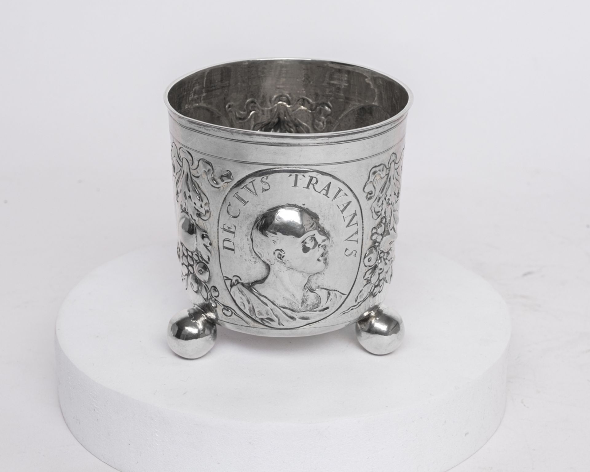 Kugelfußbecher, Silber, Augsburg, um 1697, Stadtmarke, Meistermarke DB (David Baumann), Tremolierst - Bild 2 aus 4