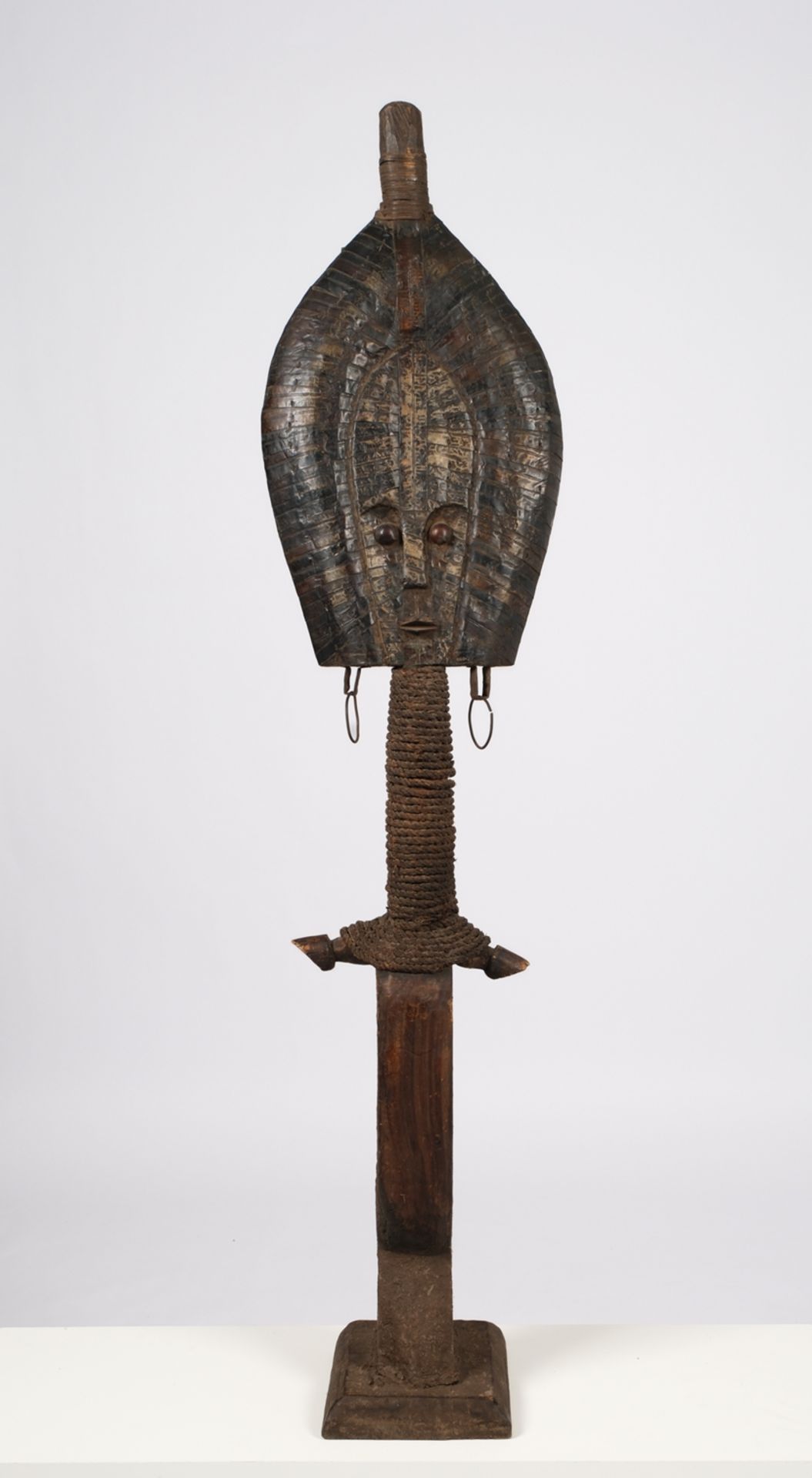 Reliquiar-Figur, Kota, Gabun, Afrika, die Grabwächterfigur in abstrahierter Gestalt aus Holz mit ei - Bild 3 aus 6